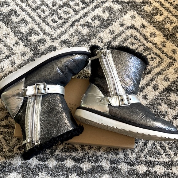 UGG - Picture 1 of 8